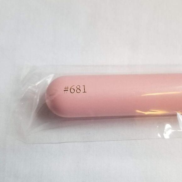 P.Louise #681 Large Multi-use Face Brush - Picture 3 of 4